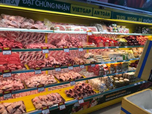 Bach Hoa XANH supermarket on Thai Phien street
